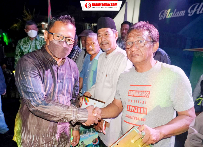 Danlanal saat menyerahkan piagam penghargaan kepada perwakilan masyarakat Kecamatan Siantan Selatan